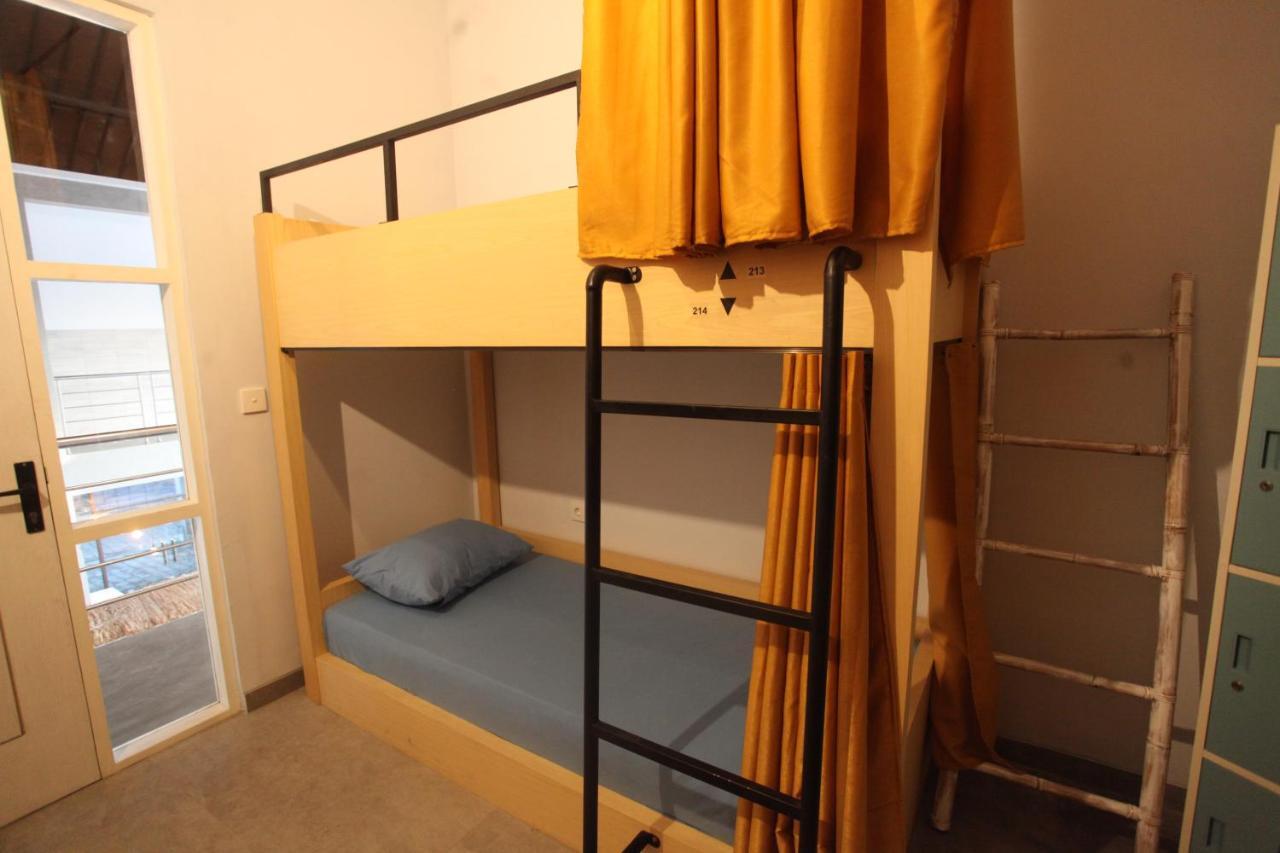 Hut Hostel *