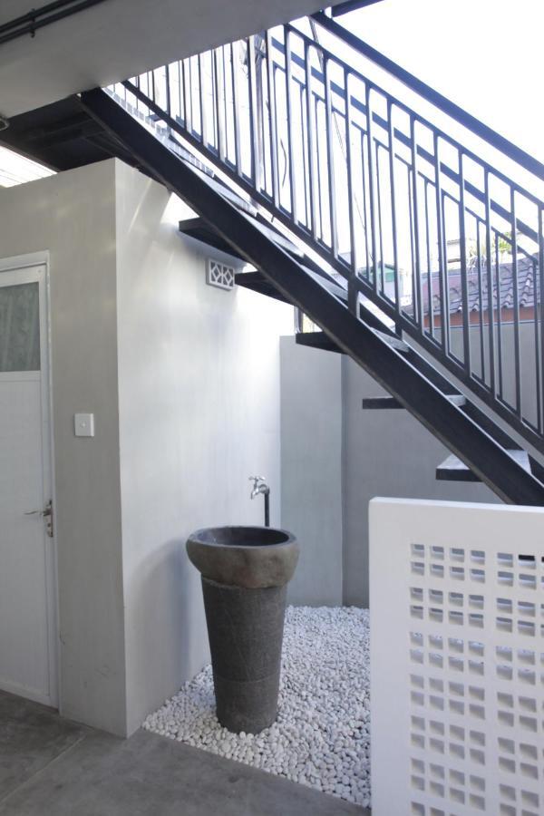 Hut Hostel *