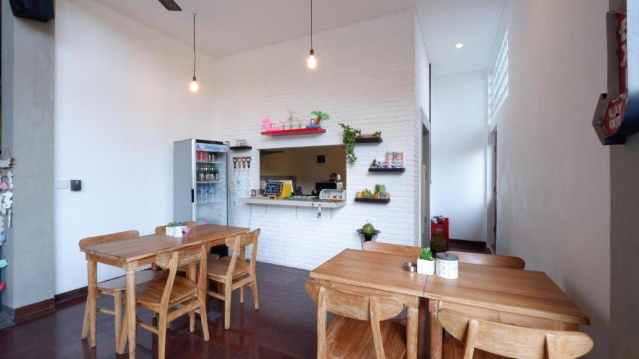Hut Hostel *